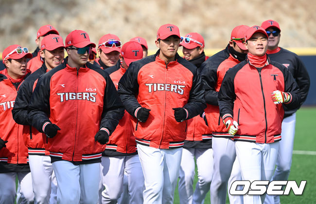 OSEN=함평, 이대선 기자] KIA 타이거즈 스프링캠프가 1일 전라남도 함평 KIA챌린저스필드에서 진행됐다. KIA 투수조가 러닝 훈련을 하고 있다. 2022.02.01 /sunday@osen.co.kr