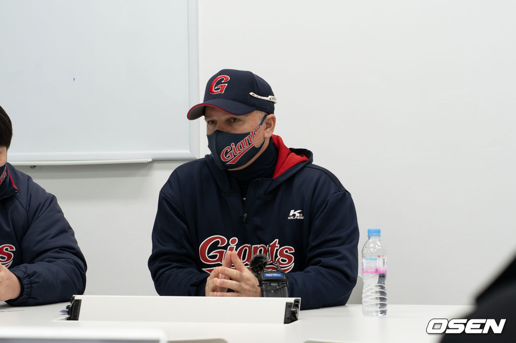 롯데 자이언츠 래리 서튼 감독이 2일 김해 상동구장에서 인터뷰를 하고 있다. /jhrae@osen.co.kr