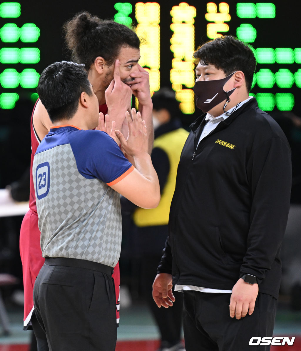 경기 종료 후 LG 마레이가 억울함을 호소하고 있다. 2022.02.01 /ksl0919@osen.co.kr