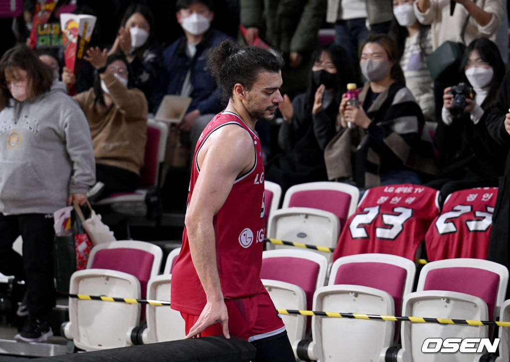 경기 종료 후 LG 마레이가 경기장을 벗어나고 있다. 2022.02.01 /ksl0919@osen.co.kr