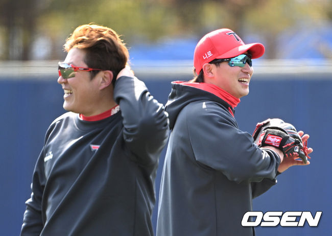 KIA 타이거즈 스프링캠프가 2일 전라남도 함평 KIA챌린저스필드에서 진행됐다. KIA 최형우와 나성범이 수비 훈련을 하며 미소짓고 있다. 2022.02.02 /sunday@osen.co.kr