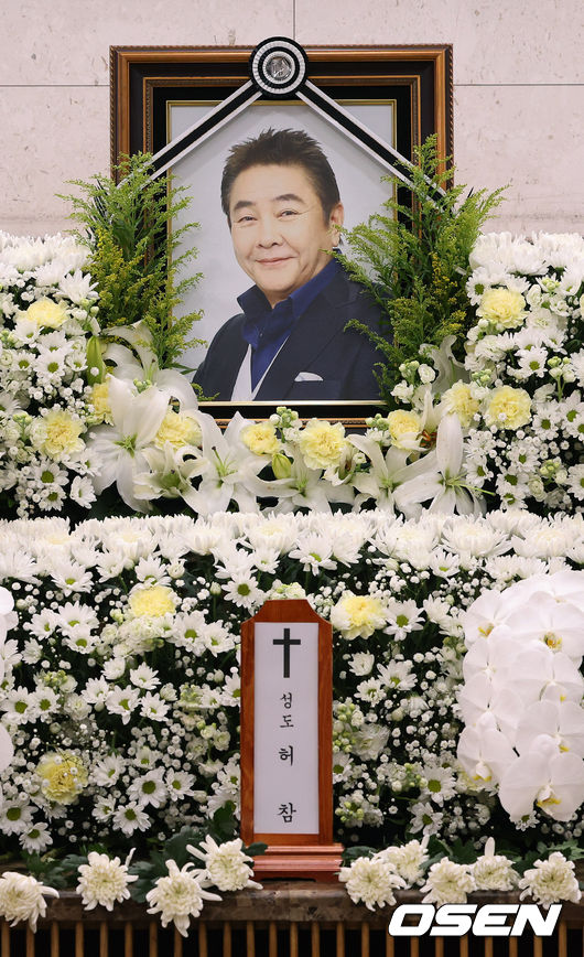 [OSEN=사진국] 간암 투병 끝에 별세한 방송인 고 허참(본명 이상용)의 빈소가 1일 서울 송파구 서울아산병원 장례식장에 빈소가 마련됐다. 향년 73세.오늘(1일) 허참은 간암으로 투병 생활을 하던 중 세상을 떠났다. 허참은 1970년대 음악다방 '쉘부르' MC로 처음 진행 마이크를 잡았다. 활약을 인정받은 그는 이듬해 TBC 음악 프로그램 '7대 가수쇼'에서 MC를 맡으며 방송가에 데뷔했다. 이후 그는 정확한 전달력과 유쾌한 입담으로 존재감을 드러내며 KBS 2TV '쇼쇼쇼', '도전 주부가요스타' 등에서도 MC로 활약했다. 특히 허참은 KBS 1TV '가족오락관'을 통해 '국민 MC' 반열에 올랐다. 1984년 4월부터 2009년 4월까지, 25년에 걸쳐 1237회 동안 방송된 '가족오락관'은 다양한 게임을 통해 온 가족이 즐길 수 있는 오락 프로그램을 표방했다. 허참은 '가족오락관'의 시작과 끝을 함께 했다.발인은 3일 오전에 치러진다. 장지는 부모의 묘가 있는 경춘공원묘원이다. 2022.02.01 /photo@osen.co.kr<사진=사진공동취재단>