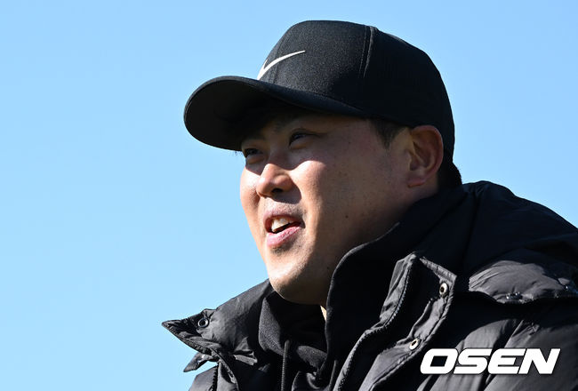 한화 이글스 스프링캠프가 3일 경상남도 거제시 하청스포츠타운에서 진행됐다.토론토 류현진이 인터뷰를 하고 있다. 2022.02.03 /sunday@osen.co.kr