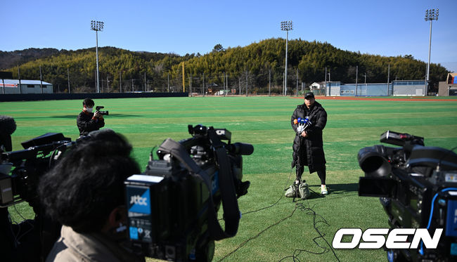 한화 이글스 스프링캠프가 3일 경상남도 거제시 하청스포츠타운에서 진행됐다.토론토 류현진이 인터뷰를 하고 있다. 2022.02.03 