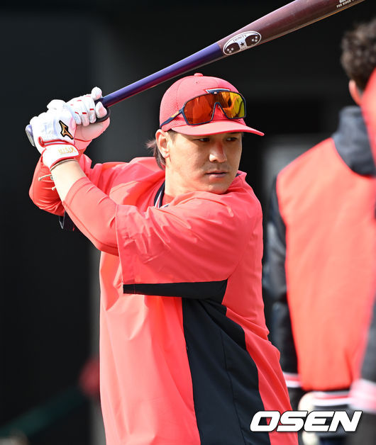 OSEN=함평, 이대선 기자] KIA 타이거즈 스프링캠프가 1일 전라남도 함평 KIA챌린저스필드에서 진행됐다. KIA 김선빈이 타격 훈련을 하고 있다. 2022.02.01 /sunday@osen.co.kr