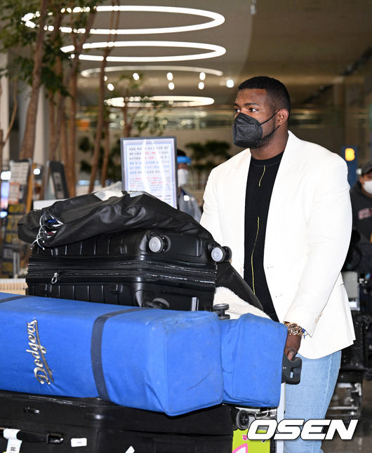 키움 히어로즈의 새 외국인타자 야시엘 푸이그가 3일 오전 인천국제공항을 통해 입국했다.푸이그는 메이저리그 통산 7시즌 861경기 타율 2할7푼7리(3015타수 834안타) 132홈런 415타점 OPS .823을 기록한 강타자다.그러나 뛰어난 기량과 달리 그 동안 빅리그에서 각종 논란과 구설수에 자주 휘말렸다. 음주운전, 폭행 등의 문제와 2017년에는 두 차례의 여성 성폭행 혐의로 조사를 받은 뒤 피해자들과 합의했다는 사실도 드러났다.키움은 계약과정에서 이를 인지하지 못했고, 푸이그도 딱히 이를 언급하지 않았다. 미국 현지에서 해당 사건들이 모두 해결됐기에 푸이그는 문제없이 올 시즌 히어로즈 유니폼을 입는다. 푸이그는 13일 선수단에 합류, 하루 뒤인 14일부터 본격적인 훈련을 시작한다. 키움 푸이그가 입국장을 나서고 있다. 2022.02.03 /cej@osen.co.kr