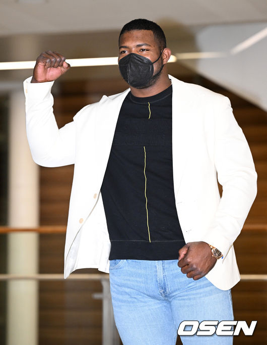 키움 히어로즈의 새 외국인타자 야시엘 푸이그가 3일 오전 인천국제공항을 통해 입국했다.푸이그는 메이저리그 통산 7시즌 861경기 타율 2할7푼7리(3015타수 834안타) 132홈런 415타점 OPS .823을 기록한 강타자다.그러나 뛰어난 기량과 달리 그 동안 빅리그에서 각종 논란과 구설수에 자주 휘말렸다. 음주운전, 폭행 등의 문제와 2017년에는 두 차례의 여성 성폭행 혐의로 조사를 받은 뒤 피해자들과 합의했다는 사실도 드러났다.키움은 계약과정에서 이를 인지하지 못했고, 푸이그도 딱히 이를 언급하지 않았다. 미국 현지에서 해당 사건들이 모두 해결됐기에 푸이그는 문제없이 올 시즌 히어로즈 유니폼을 입는다. 푸이그는 13일 선수단에 합류, 하루 뒤인 14일부터 본격적인 훈련을 시작한다. 키움 푸이그가 포즈를 취하고 있다. 2022.02.03 