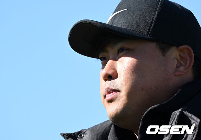 한화 이글스 스프링캠프가 3일 경상남도 거제시 하청스포츠타운에서 진행됐다.토론토 류현진이 인터뷰를 하고 있다. 2022.02.03