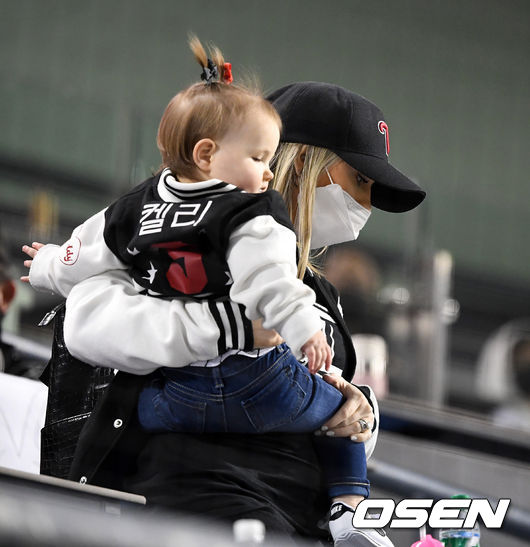 LG 투수 켈리의 아내와 첫째 딸. /OSEN DB