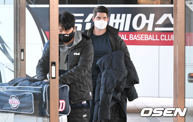 두산 베어스가 3일 경기도 이천 베어스파크에서 스프링캠프를 시작했다.두산 캠프 인원은 김태형 감독을 포함한 코칭스태프 14명, 선수 42명 등 총 56명으로 외국인 선수들은 입국 후 자가 격리가 끝나면 곧바로 캠프에 합류한다. 올 시즌 새로 영입한 베테랑 투수 임창민과 김지용, 포수 안승한을 비롯해 FA 박건우의 보상선수로 팀에 합류한 외야수 강진성도 이천에서 동계 훈련을 시작한다.두산 새 용병 스탁이 스프링캠프에 합류하고 있다. 2022.02.03 /  soul1014@osen.co.kr