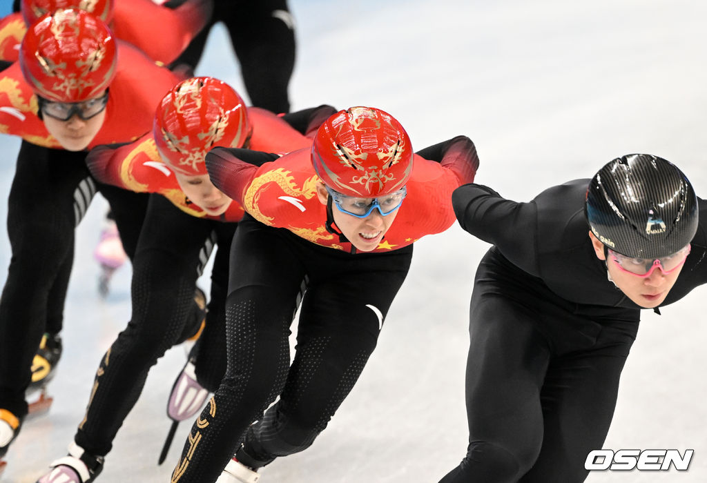 중국 쇼트트랙 대표팀 판커신이 2일 오후 중국 베이징 캐피털 실내 경기장에서 훈련을 하며 빅토르 안(안현수) 코치의 뒤를 쫓고 있다. 2022.02.02 /jpnews@osen.co.kr