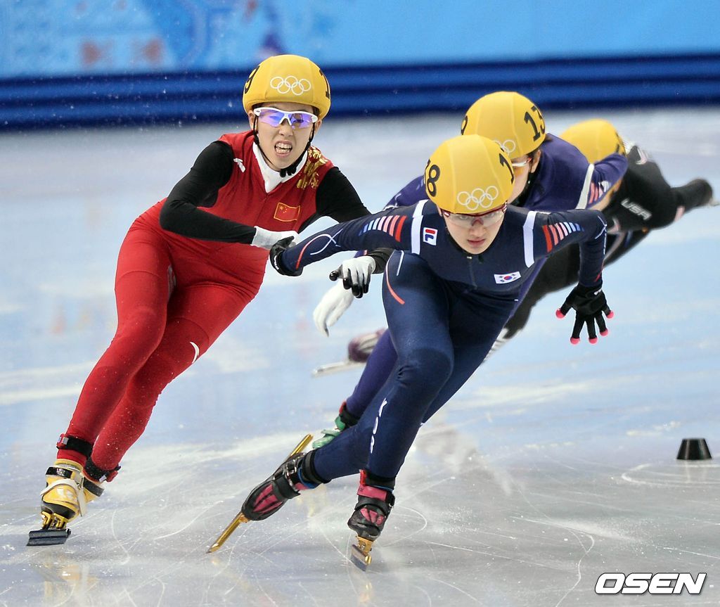 박승희가 22일(한국시각) 러시아 소치의 아이스버그 스케이팅 팰리스에서 열린 2014 소치 올림픽 쇼트트랙 여자 1000m 결승에서 중국 판커신의 방해에도 1분30초761로 가장 먼저 결승선을 통과했다./ soul1014@osen.co.kr