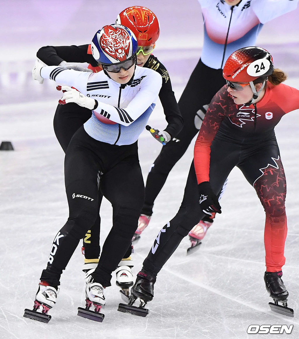 최민정이 20일 강릉 아이스아레나서 열린 평창동계올림픽 여자 쇼트트랙 3000m 계주 결승에서 판커신의 손을 뿌리치며 결승성을 향해 가고 있다./rumi@osen.co.kr