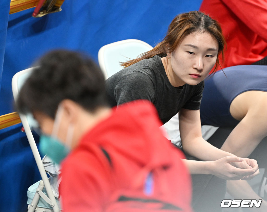 대한민국 쇼트트랙 대표팀 최민정이 2일 오후 중국 베이징 캐피털 실내 경기장에서 훈련을 마치고 숨을 고르고 있다. 왼쪽은 훈련을 준비중인 중국 대표팀 김선태 감독. 2022.02.02 /jpnews@osen.co.kr