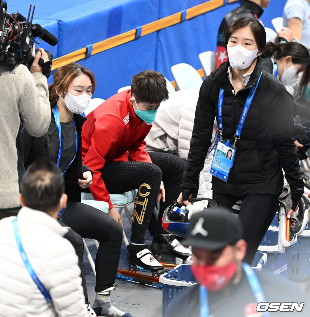 대한민국 쇼트트랙 대표팀 최민정, 김아랑이 2일 오후 중국 베이징 캐피털 실내 경기장에서 훈련을 마치고 이동을 준비하고 있다. 가운데는 훈련 준비하는 중국 대표팀 판커신. 2022.02.02 /jpnews@osen.co.kr