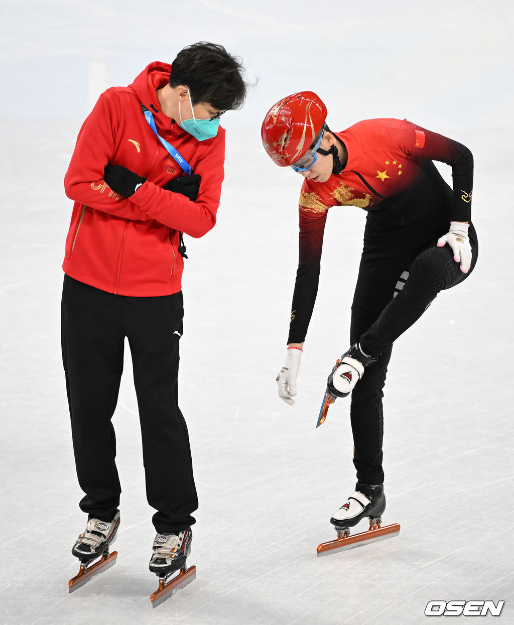 중국 쇼트트랙 대표팀 김선태 감독이 1일 오후 중국 베이징 캐피털 실내 경기장에서 훈련을 하며 판커신과 이야기를 나누고 있다. 2022.02.01 /jpnews@osen.co.kr