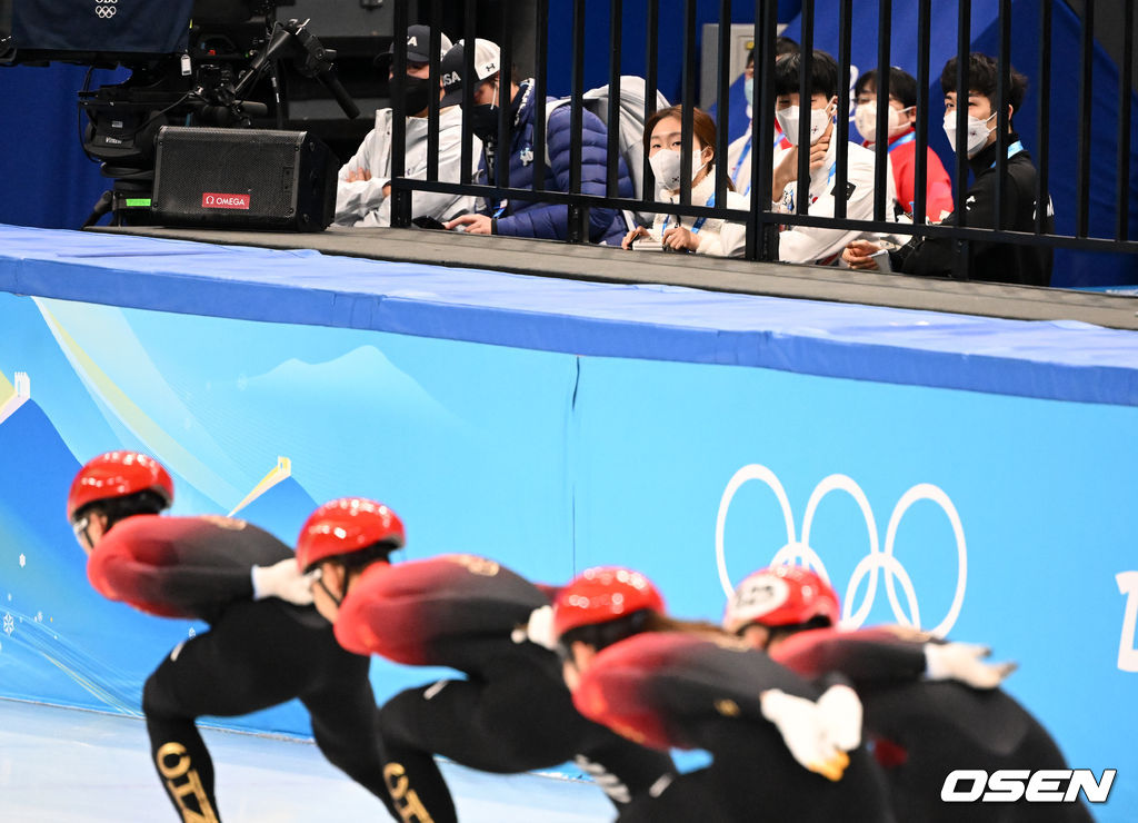 대한민국 쇼트트랙 대표팀 최민정이 1일 오후 중국 베이징 캐피털 실내 경기장에서 중국 대표팀 훈련을 바라보고 있다. 2022.02.01 /jpnews@osen.co.kr