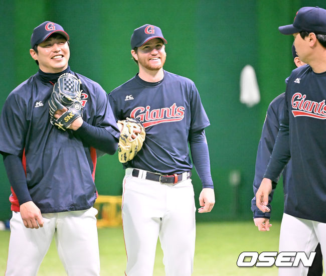 롯데 새 외국인 투수 찰리 반스가 동료들과 얘기를 나누며 미소짓고 있다. 2022.02.03 /rumi@osen.co.kr