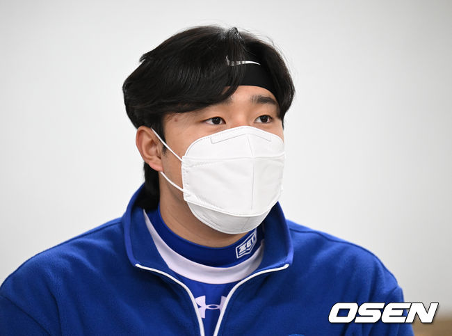 3일 오전 경북 경산시 삼성 라이온즈 볼파크에서 삼성 라이온즈의 스프링캠프가 진행됐다. 삼성 최충연이 취재진의 질문에 대답하고 있다. 2022.02.03 /ksl0919@osen.co.kr