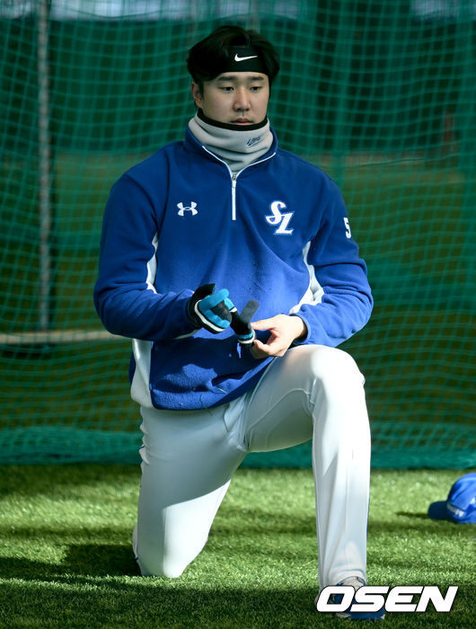 3일 오전 경북 경산시 삼성 라이온즈 볼파크에서 삼성 라이온즈의 스프링캠프가 진행됐다. 삼성 최충연이 스트레칭을 하고 있다. 2022.02.03 /ksl0919@osen.co.kr
