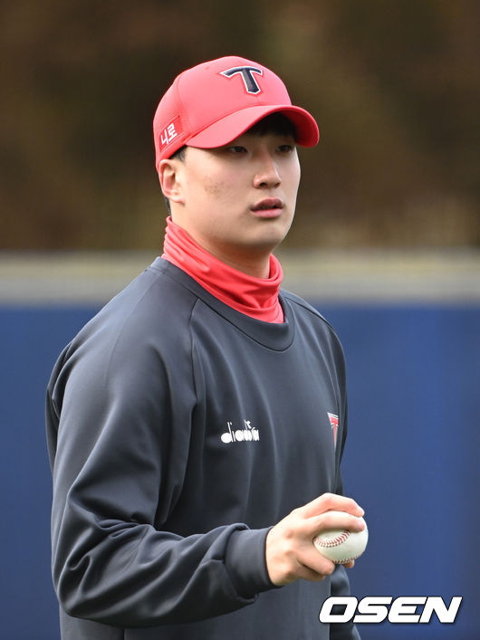 KIA 타이거즈 스프링캠프가 2일 전라남도 함평 KIA챌린저스필드에서 진행됐다. KIA 정해영이 캐치볼을 하고 있다. 2022.02.02 /sunday@osen.co.kr