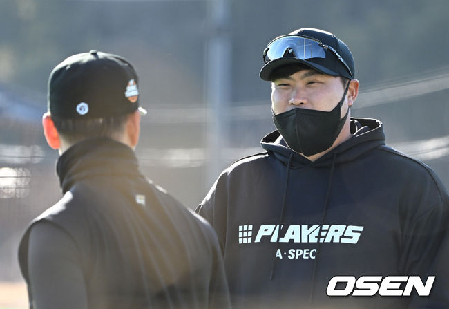 한화 이글스 스프링캠프가 3일 경상남도 거제시 하청스포츠타운에서 진행됐다.토론토 류현진이 정우람과 이야기를 나누고 있다. 2022.02.03 /sunday@osen.co.kr