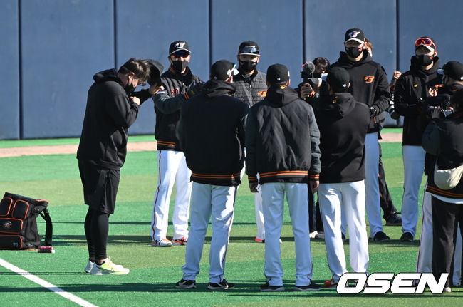 한화 이글스 스프링캠프가 3일 경상남도 거제시 하청스포츠타운에서 진행됐다.토론토 류현진이 한화 선수단에 모자를 벗어 인사를 하고 있다. 2022.02.03 /sunday@osen.co.kr