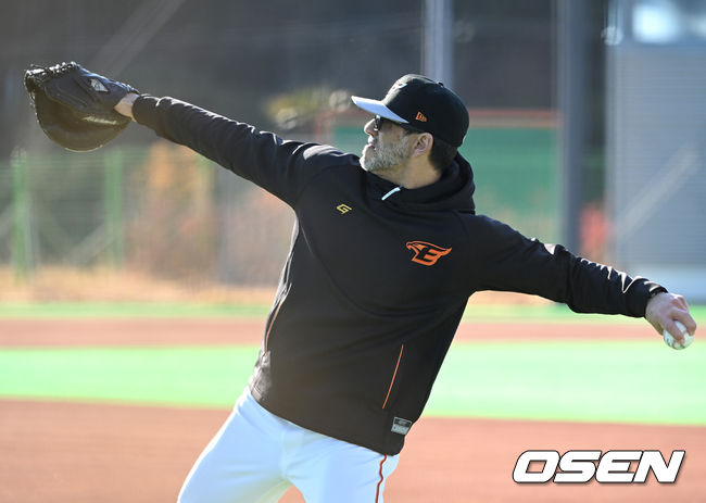 한화 이글스 스프링캠프가 3일 경상남도 거제시 하청스포츠타운에서 진행됐다.한화 로사도 코치가 캐치볼을 하고 있다. 2022.02.03
