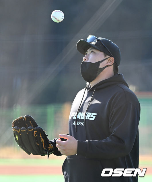 한화 이글스 스프링캠프가 3일 경상남도 거제시 하청스포츠타운에서 진행됐다.토론토 류현진이 캐치볼을 준비하고 있다. 2022.02.03 /sunday@osen.co.kr