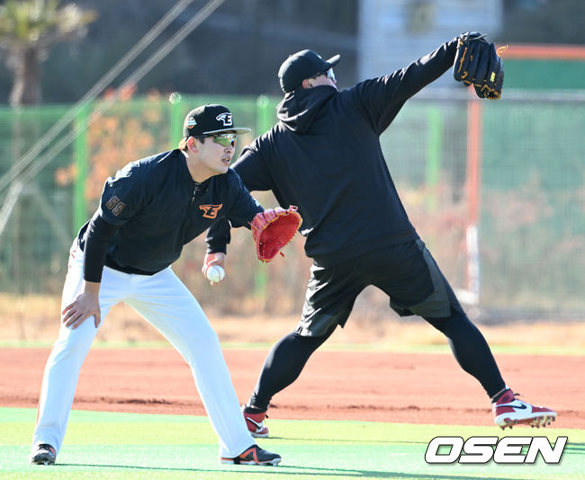 한화 이글스 스프링캠프가 3일 경상남도 거제시 하청스포츠타운에서 진행됐다.한화 강재민이 토론토 류현진과 캐치볼을 하고 있다. 2022.02.03 /sunday@osen.co.kr