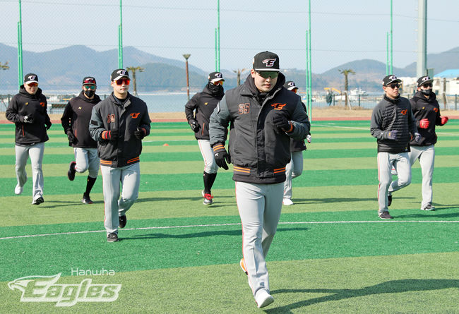 한화 강재민이 워밍업을 하고 있다. /한화 이글스 제공