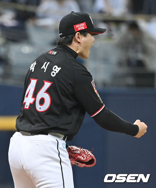 6회말 2사 1루 KT 박시영이 위기를 넘긴 뒤 환호하고 있다. 2021.11.18/ soul1014@osen.co.kr