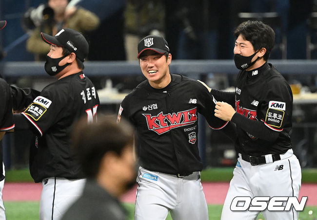 우승을 차지한 KT 김준태, 신본기, 오윤석이 기쁨을 나누고 있다. 2021.11.18 /OSEN DB