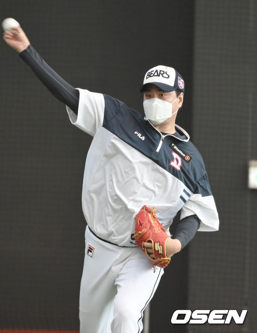 이영하가 훈련을 하고 있다. 2022.02.03 /  soul1014@osen.co.kr