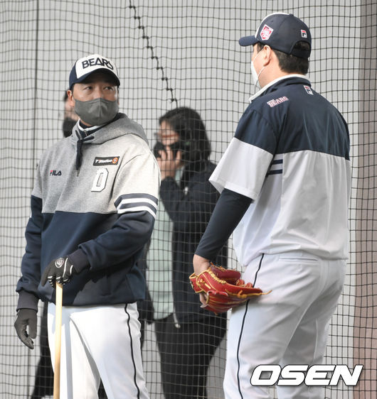 두산 베어스가 3일 경기도 이천 베어스파크에서 스프링캠프를 시작했다.두산 캠프 인원은 김태형 감독을 포함한 코칭스태프 14명, 선수 42명 등 총 56명으로 외국인 선수들은 입국 후 자가 격리가 끝나면 곧바로 캠프에 합류한다. 올 시즌 새로 영입한 베테랑 투수 임창민과 김지용, 포수 안승한을 비롯해 FA 박건우의 보상선수로 팀에 합류한 외야수 강진성도 이천에서 동계 훈련을 시작한다.정재훈 코치가 이영하에게 투구 동작을 지도하고 있다.  2022.02.03 /  soul1014@osen.co.kr