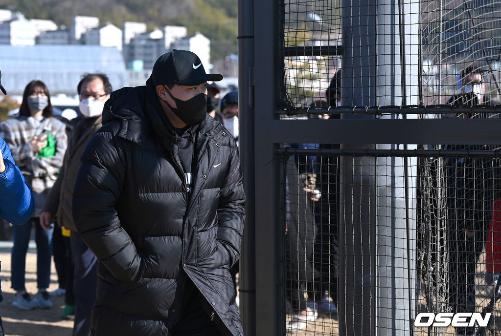 3일 경상남도 거제시 하청스포츠타운에서 진행된 한화 이글스 스프링캠프, 토론토 류현진이 훈련장으로 이동하고 있다. 2022.02.03 /sunday@osen.co.kr