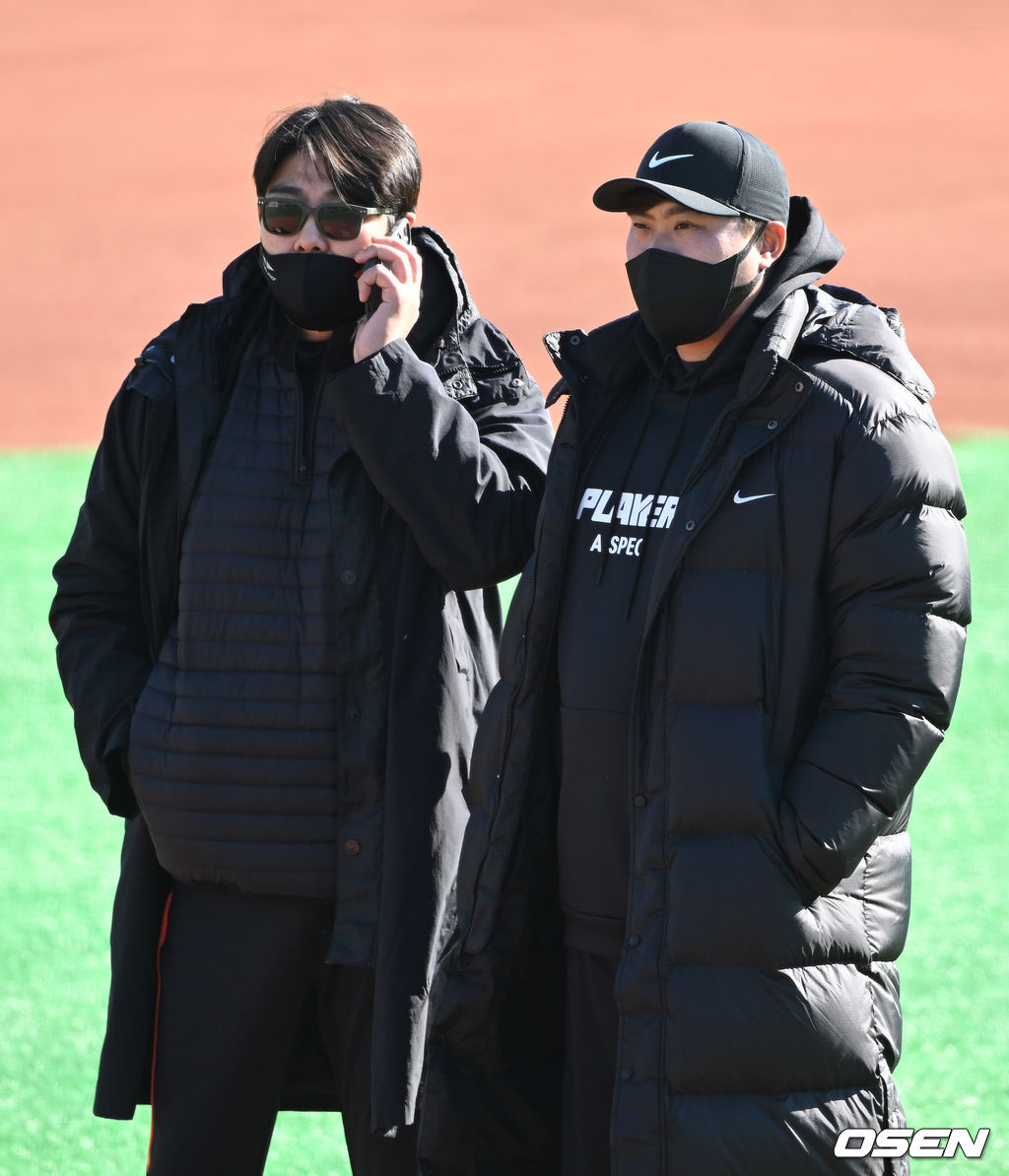 3일 경상남도 거제시 하청스포츠타운에서 진행된 한화 이글스 스프링캠프, 토론토 류현진이 정민철 단장과 선수단을 기다리고 있다. 2022.02.03 /sunday@osen.co.kr