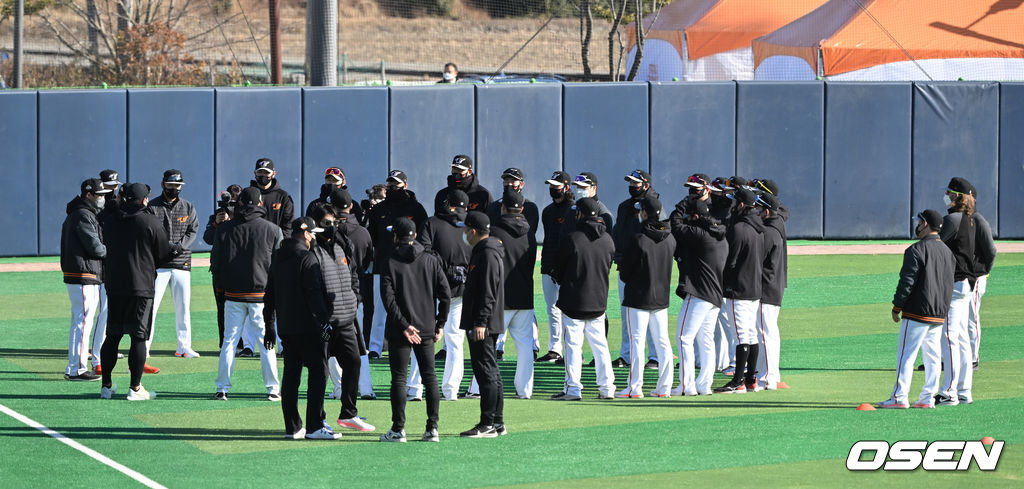 3일 경상남도 거제시 하청스포츠타운에서 진행된 한화 이글스 스프링캠프, 토론토 류현진이 한화 선수단에게 인사를 하고 있다. 2022.02.03 /sunday@osen.co.kr
