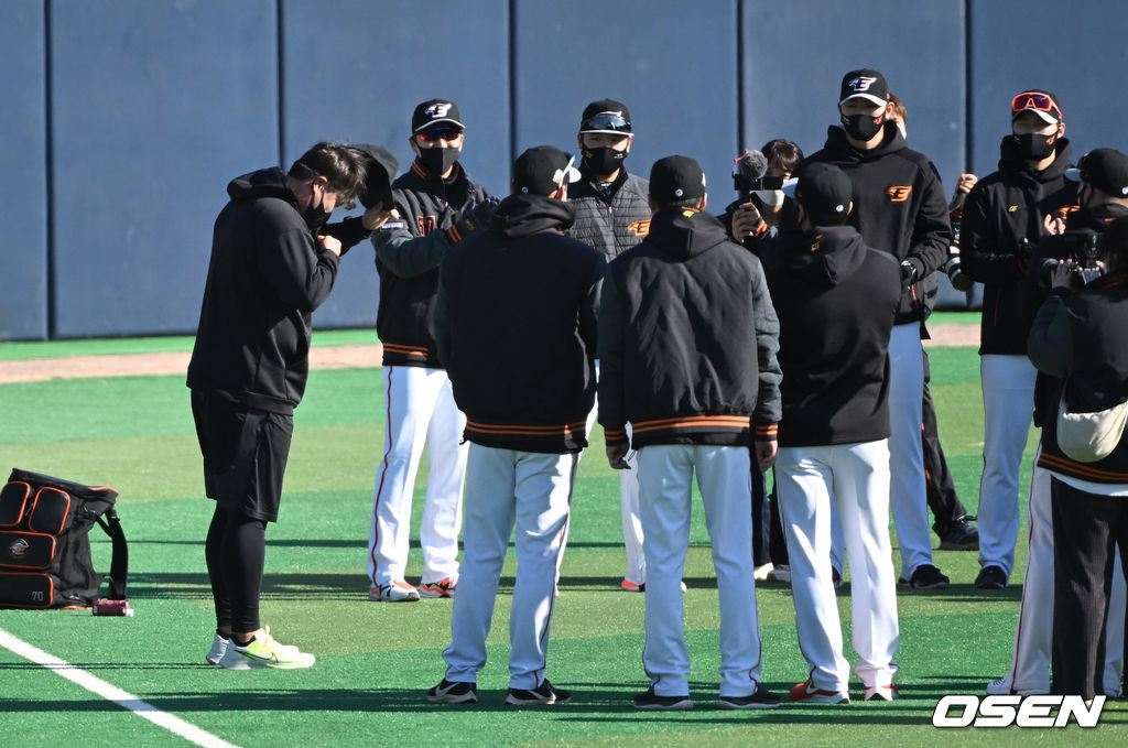 3일 경상남도 거제시 하청스포츠타운에서 진행된 한화 이글스 스프링캠프, 토론토 류현진이 한화 선수단에게 인사를 하고 있다. 2022.02.03 /sunday@osen.co.kr