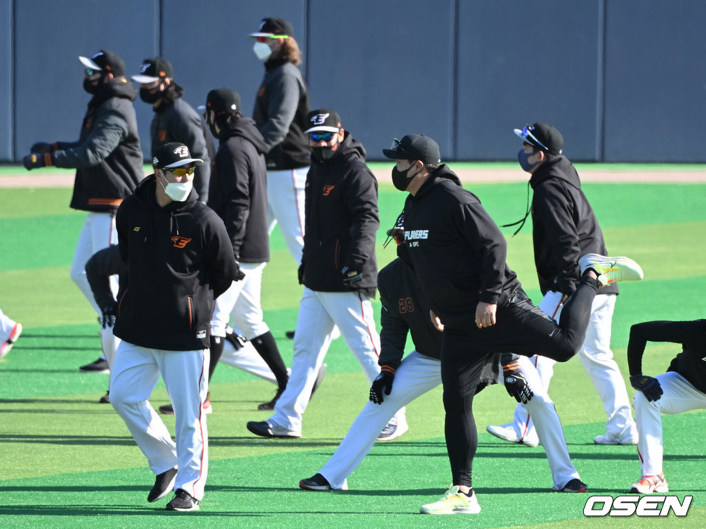 3일 경상남도 거제시 하청스포츠타운에서 진행된 한화 이글스 스프링캠프, 토론토 류현진이 한화 선수단과 스트레칭을 하고 있다. 2022.02.03 /sunday@osen.co.kr