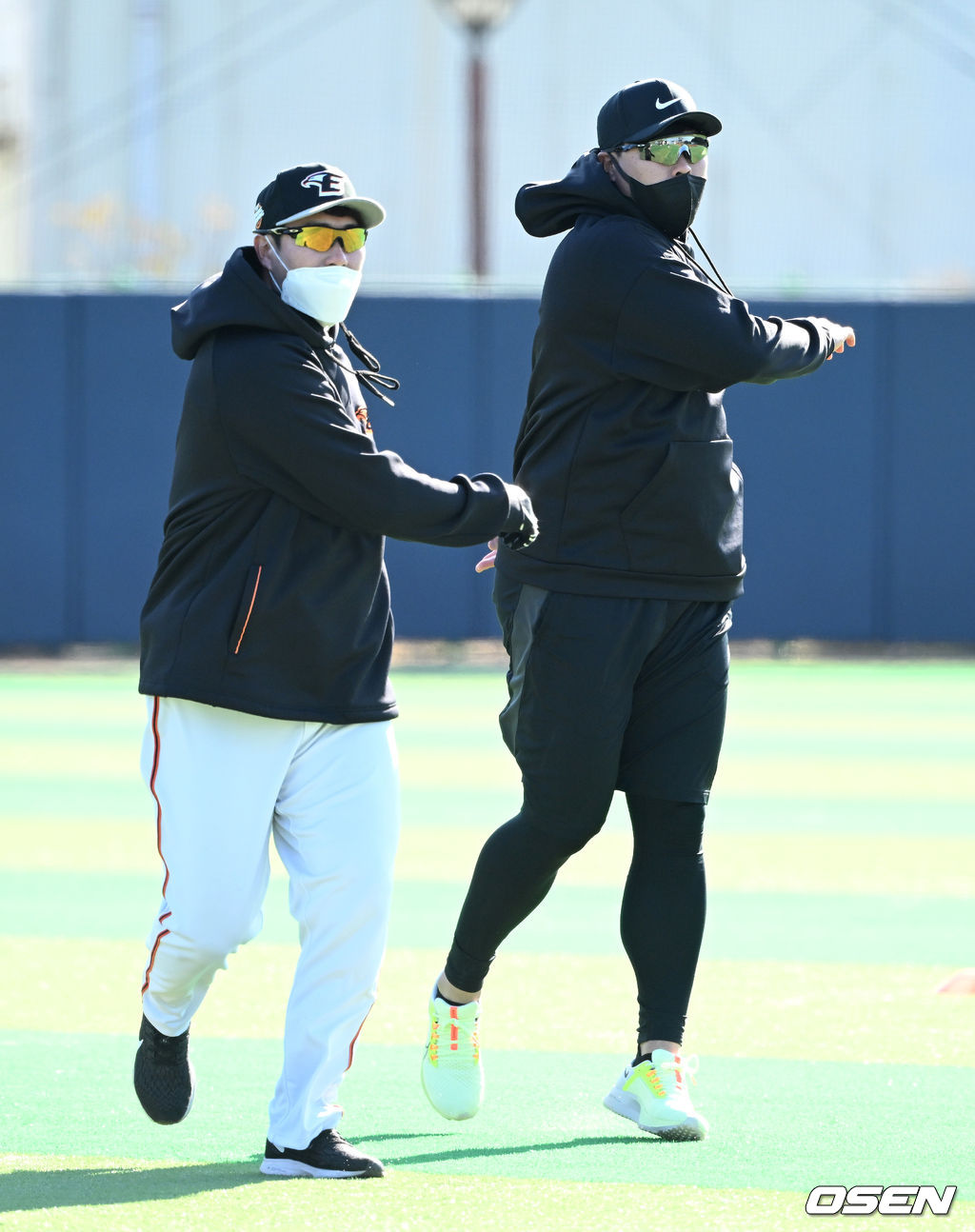 3일 경상남도 거제시 하청스포츠타운에서 진행된 한화 이글스 스프링캠프, 토론토 류현진이 한화 선수단과 스트레칭을 하고 있다. 2022.02.03 /sunday@osen.co.kr