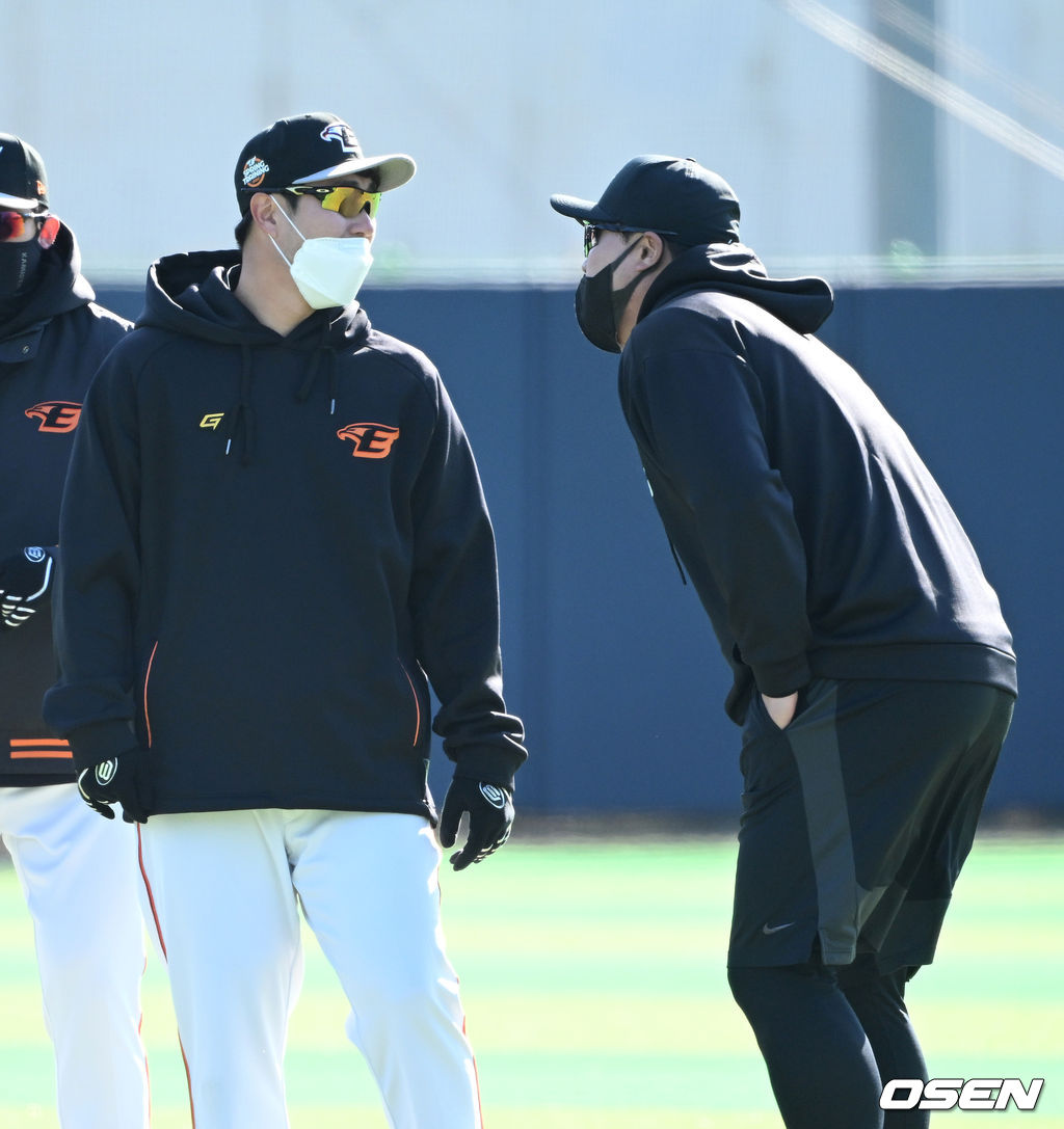 3일 경상남도 거제시 하청스포츠타운에서 진행된 한화 이글스 스프링캠프, 토론토 류현진이 한화 장민재와 스트레칭을 하며 이야기를 나누고 있다. 2022.02.03 /sunday@osen.co.kr