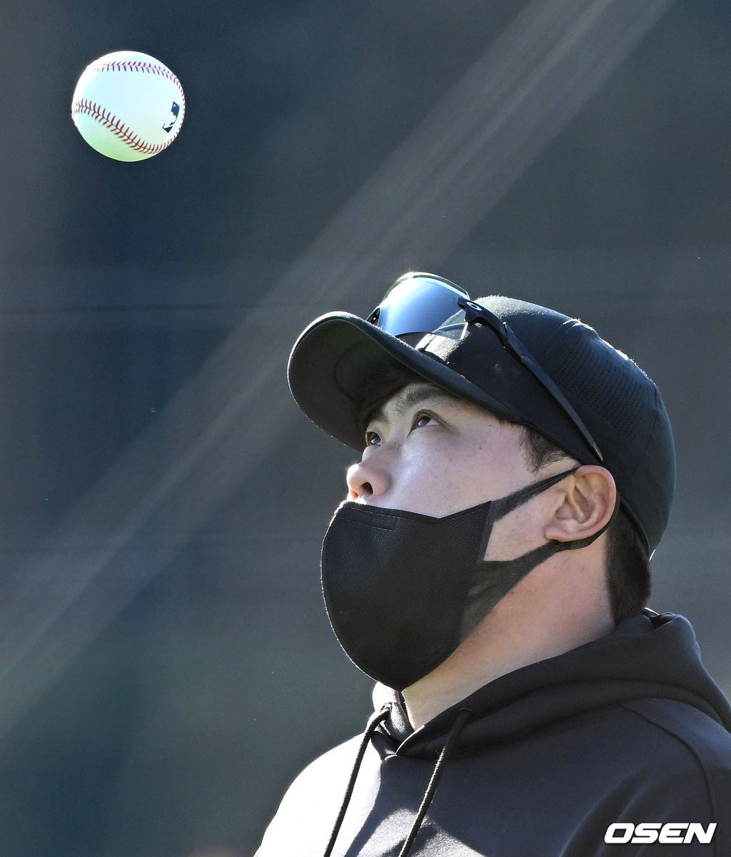 3일 경상남도 거제시 하청스포츠타운에서 진행된 한화 이글스 스프링캠프, 토론토 류현진이 캐치볼을 준비하고 있다. 2022.02.03 /sunday@osen.co.kr