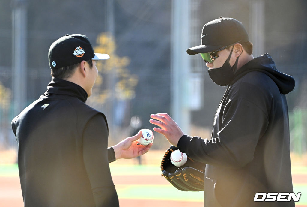 3일 경상남도 거제시 하청스포츠타운에서 진행된 한화 이글스 스프링캠프, 토론토 류현진이 한화 정우람과 공을 교환하며 이야기를 나누고 있다. 2022.02.03 /sunday@osen.co.kr