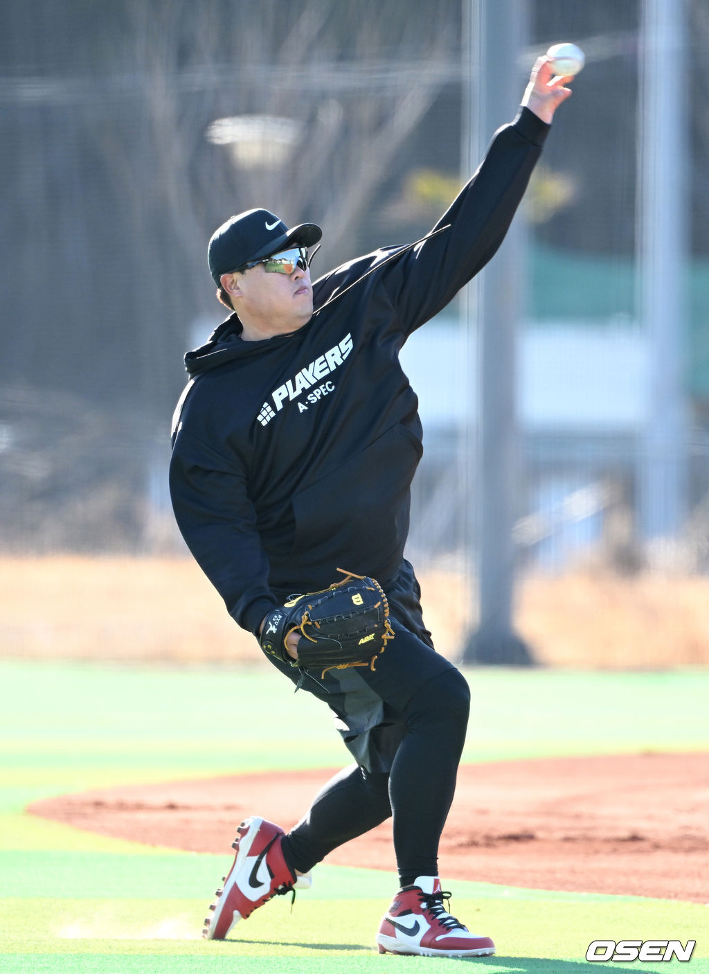 3일 경상남도 거제시 하청스포츠타운에서 진행된 한화 이글스 스프링캠프, 토론토 류현진이 캐치볼을 하고 있다. 2022.02.03 /sunday@osen.co.kr