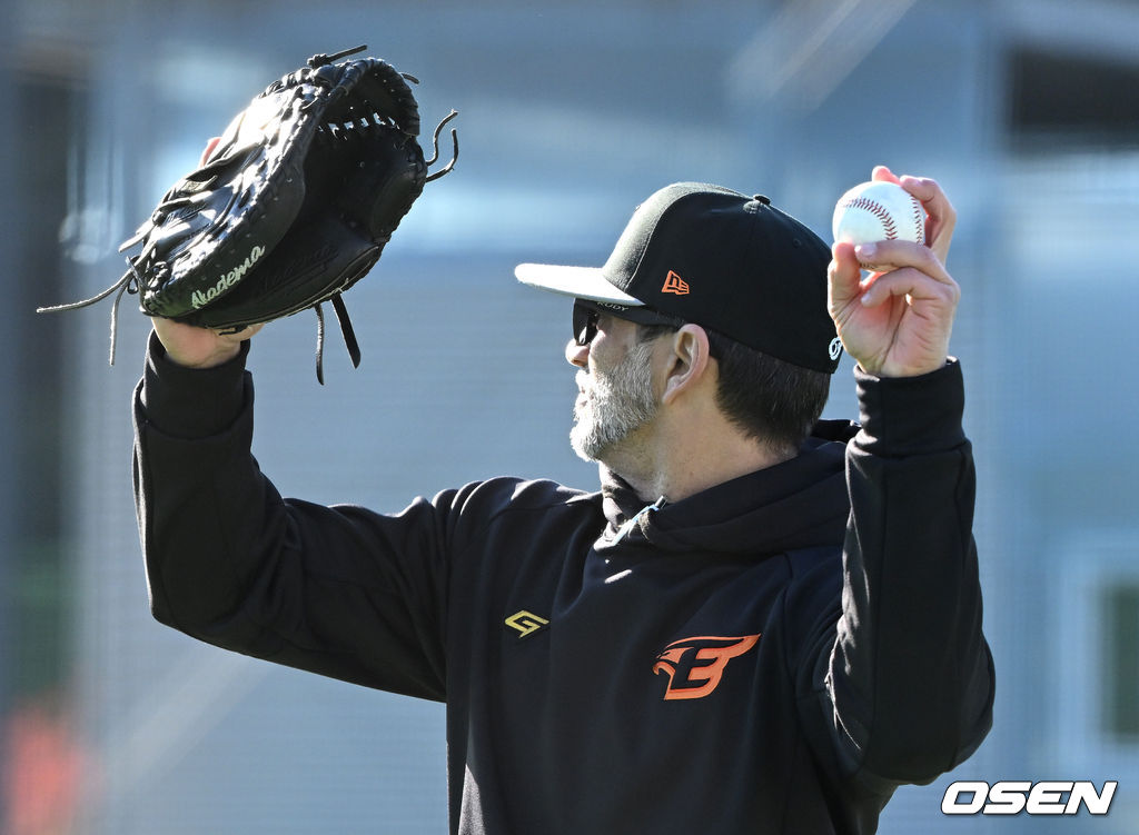 3일 경상남도 거제시 하청스포츠타운에서 진행된 한화 이글스 스프링캠프, 토론토 류현진이 한화 로사도 코치와 캐치볼을 하고 있다. 2022.02.03 /sunday@osen.co.kr