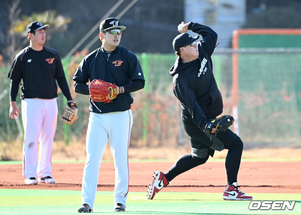 3일 경상남도 거제시 하청스포츠타운에서 진행된 한화 이글스 스프링캠프, 토론토 류현진이 캐치볼을 하고 있다. 2022.02.03 /sunday@osen.co.kr