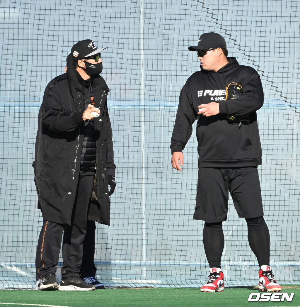 3일 경상남도 거제시 하청스포츠타운에서 진행된 한화 이글스 스프링캠프, 토론토 류현진이 한화 손혁 전력강화 코디네이터와 이야기를 나누고 있다. 2022.02.03 /sunday@osen.co.kr