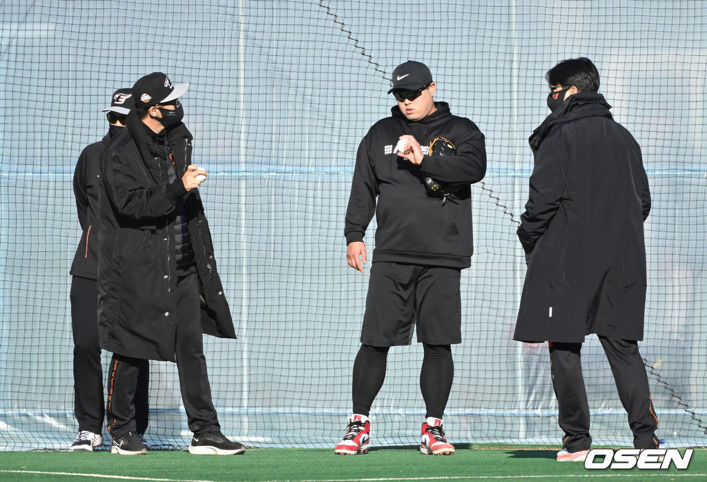 3일 경상남도 거제시 하청스포츠타운에서 진행된 한화 이글스 스프링캠프, 토론토 류현진이 한화 손혁 전력강화 코디네이터, 정민철 단장과 이야기를 나누고 있다. 2022.02.03 /sunday@osen.co.kr