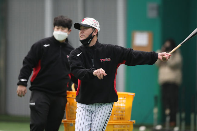 캠프 첫 날 펑고를 치는 류지현 LG 감독. / LG 트윈스 제공